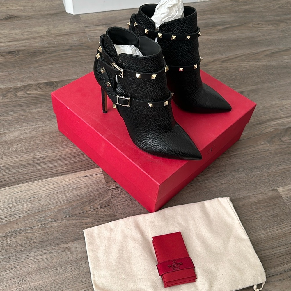 VALENTINO GARAVANI
Rockstud leather ankle boots